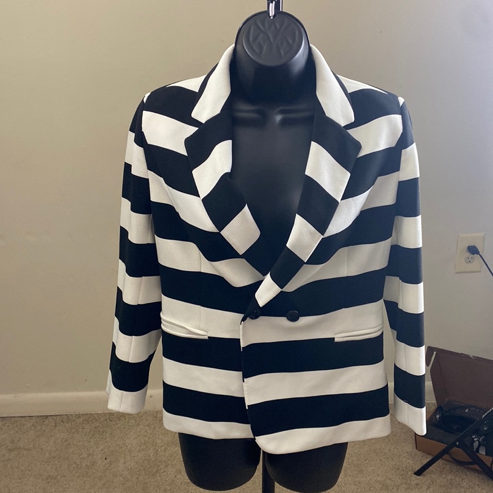 THE LIMITED BLACK AND WHITE BLAZER